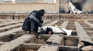 سخط في إيران بعد انتشار صور لفقراء يعيشون في القبور ( فيديو )