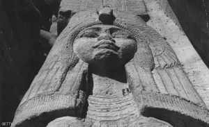مصر : العثور على ” ركبتي ” الملكة ” نفرتاري “
