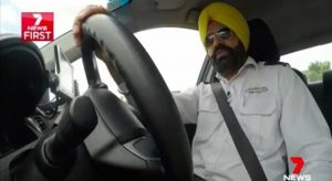 أستراليا : سائق أجرة يعثر على 10 آلاف دولار و يعيدها إلى صاحبها