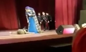 في الشيشان .. راقص يسقط على المسرح جثة هامدة وسط تصفيق الجمهور ( فيديو )
