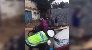 بالفيديو .. إندونيسية تصب جام غضبها على شرطي حرر لها مخالفة