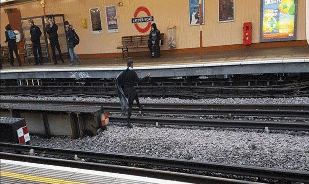 طالبة بريطانية تتحدى الموت و تمشي على خطوط سكة الحديد