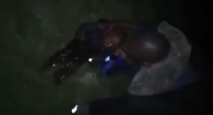 بالفيديو .. شرطي ينقذ طفلاً كينياً رمته والدته في النهر