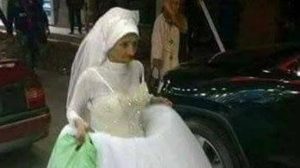 بعد سنوات من الانتظار .. مسنة مصرية عانس تقيم حفل زفاف ” بدون عريس ” !