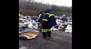 بالفيديو .. عمال أميركيون ينبشون القمامة بحثاً عن مبلغ فقدته سيدة