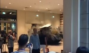بالفيديو .. ” دبابة ” تخترق دبي مول وسط هلع المارة