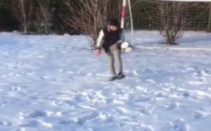 بالفيديو .. نجل فان بيرسي يبدع في التحكم بالكرة على الثلوج