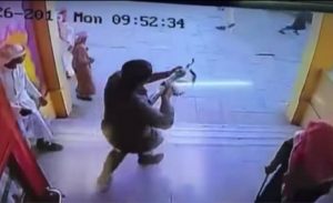 بالفيديو .. طالب سعودي يقتحم مدرسته بـ ” رشاش آلي ” !