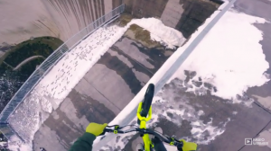 بالفيديو .. مغامر نمساوي يعبر حافة سد شاهق بدراجته الهوائية