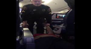 لمخالفتها القوانين .. الشرطة الأمريكية تخرج امرأة من طائرة بطريقة غريبة ( فيديو )
