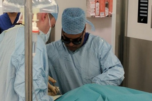جراح بريطاني يستخدم نظارة ” سناب شات ” لتصوير عملية جراحية