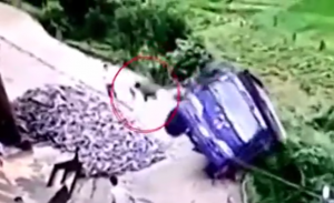 بالفيديو .. سائق صيني يقفز من شاحنته قبل سقوطها في الوادي