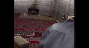 بالفيديو .. خليجي يشعل نار التدفئة باستخدام سلاح رشاش !