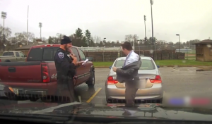 بالفيديو .. شرطي أمريكي يوقف شاباً مسرعاً ثم يعقد ربطة عنقه !