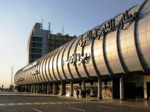 مصر : خليجي يضطر لحمل أمواله في “ شوال ” بمطار القاهرة