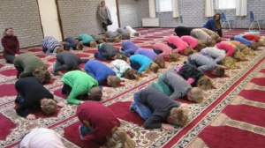 بالفيديو .. غضب في هولندا بعد انتشار فيديو لأطفال يعلمهم شيخ ” الصلاة “