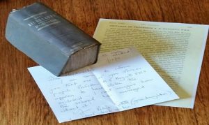 عجوز بريطانية تعيد كتاباً سرقه جدها من مكتبة المدرسة قبل 120 سنة