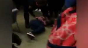 بالفيديو .. شرطي أمريكي يرمي طالبة على الأرض أثناء فض شجار مدرسي
