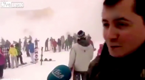 بالفيديو .. مدير منتجع تركي يتجاهل زواراً دفنوا تحت الثلوج