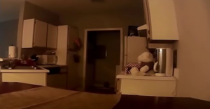 بالفيديو .. أمريكي يصور ” الأشباح ” تعبث بأغراض مطبخه