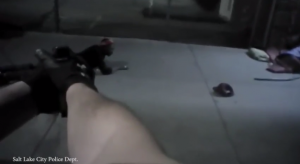 بالفيديو .. لحظة إطلاق شرطي أمريكي النار على شاب مشرد