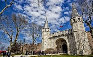 تركيا : مخاوف من انهيار قصر تاريخي بإسطنبول يضم بردة و أغراض الرسول و صحابته