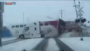 ” بالفيديو ” .. قطار يشطر شاحنة إلى نصفين في أمريكا