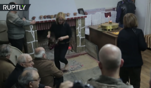 في اليونان .. مسيحيون يرقصون ” حفاة ” على فحم ملتهب ( فيديو )