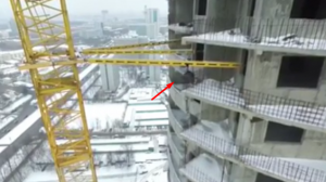 بالفيديو .. مغامر روسي يتأرجح على رافعة شاهقة الارتفاع
