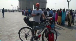 رحالة سعودي يجوب العالم على دراجة هوائية ( فيديو )