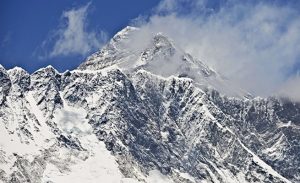 هل تقلص ارتفاع أعلى جبل في العالم ؟