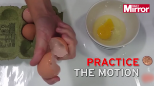 بالفيديو .. تعلم كيف تكسر البيض بيد واحدة