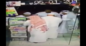 فيديو يوثق سرقة محفظة سعودي في سوبر ماركت