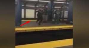 أمريكا : امرأة تسقط على السكة قبل لحظات من وصول القطار ( فيديو )