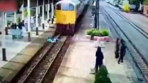 بالفيديو .. رجل تايلندي ينجو من الانشطار لنصفين تحت قطار مسرع