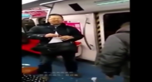 بالفيديو .. محاولة انتحار جماعي داخل قطار في الصين