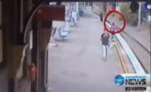 أستراليا : امرأة تنقذ طفلة من الدهس بالقطار قبل ثانية من وصوله ( فيديو )