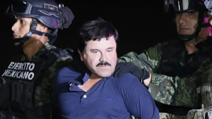 المكسيك تسلم بارون المخدرات ” إل شابو ” معتقلاً لأميركا