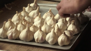 ” الثوم الاسود ” .. جوهرة مطبخية من آسيا تحاول غزو السوق الفرنسية ( فيديو )