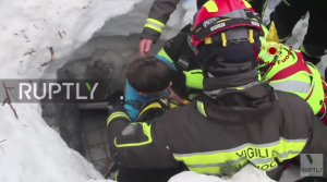 إيطاليا : إنقاذ 10 أشخاص علقوا تحت انهيار ثلجي 3 أيام ( فيديو )