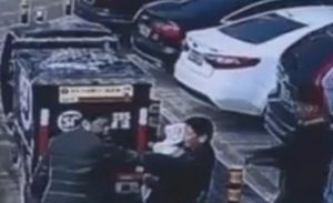 بالفيديو .. صيني يبيع طفله ليشتري سيارة لزوجته !