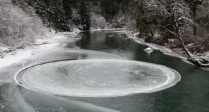 بالفيديو .. قرص جليدي ضخم يدور حول نفسه في نهر بأمريكا