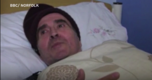 إخلاء مريض من مستشفى بريطاني بعدما رفض الخروج منه لمدة عامين ( فيديو )
