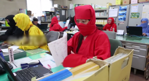 بالفيديو .. يابانيون يذهبون إلى العمل بـ ” زي النينجا ” !