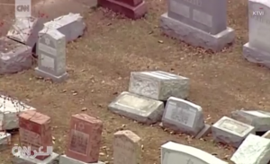 أمريكا : مقبرة يهودية تاريخية تتعرض للتخريب .. و مسلمان يجمعان تبرعات لترميمها ( فيديو )