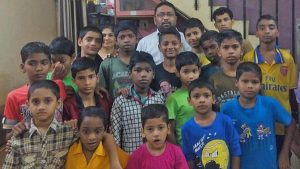 هندي يتبنى 22 طفلاً من المصابين بـ ” الإيدز ” تخلت عنهم أسرهم