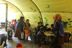 ” أنا أتعلم ” .. برنامج تعليم ذاتي يسعى لمساعدة آلاف الأطفال في حلب و إدلب ( فيديو )