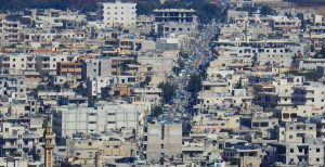إدلب : في ظل ندرة المحروقات .. الطاقة الشمسية تنير شوارع ” سرمدا ” و تعيد تشغيل هواتفها ( فيديو )