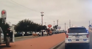 بالفيديو .. مطاردة مثيرة لـ ” ثور ” هارب من مسلخ في تكساس