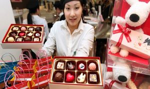 اليابانيون يحتفلون بعيد الحب بـ ” حلوى مقززة ”